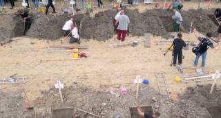 Concurs bizar aproape de România. Zeci de oameni s-au întrecut la săpat gropi într-un cimitir