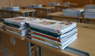 Liceul începe fără manuale pentru elevii de clasa a IX-a. Ce alte incertitudini aduce noul an școlar