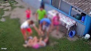 Adolescentă de 14 ani, bătută de o vecină chiar sub ochii tatălui în curtea casei din Iaşi