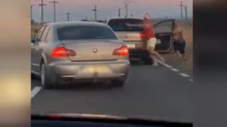 Șofer alergat cu cuțitul pe o șosea în Galați. Momentul, surprins de o cameră de bord