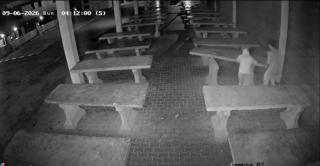 Doi tineri au distrus o bancă de piatră într-o comună din Bistriţa-Năsăud. Momentul, surprins de camere