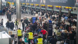 Reacţia românilor prinşi în haosul din UK, unde 2.000 de zboruri au fost anulate