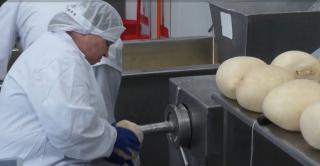 Preparatul românesc care a cucerit Europa. Este "ambalat" în vezici de porc și costă 30 de lei kilogramul