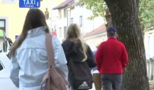 Orașul în care elevii merg pe gratis la școală, cu autobuze speciale. Sunt însoțiți de polițiștii locali