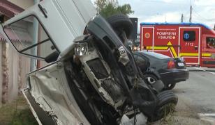 Accident cu 6 răniţi pe centura Bistriţei. Un microbuz s-a răsturnat, iar o maşină a fost aruncată de pe şosea