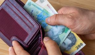 Românii spun că se pricep la bani, dar aproape jumătate n-ar rezista o lună fără salariu