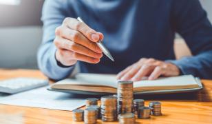 Românii spun că se pricep la bani, dar aproape jumătate n-ar rezista o lună fără salariu