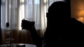 Un bărbat din Buşteni a sunat la 112 să anunţe că şi-a înjunghiat fratele. Victima a murit în drum spre spital