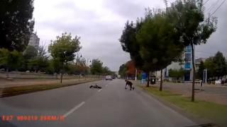 Momentul în care 2 copii pe trotinetă s-au răsturnat pe o şosea din Iaşi. Un şofer a frânat în ultima clipă