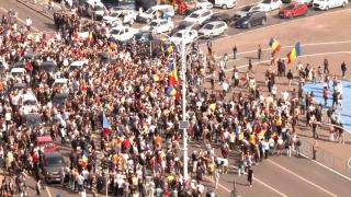 Fermierii au blocat Piaţa Victoriei: "Ne-a ajuns cuţitul la os". Oierii, dispuşi să stea multe zile în stradă