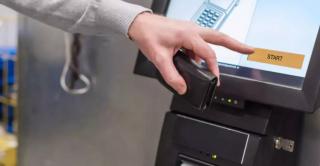 Înșelăciune cu aparatele self-pay. Infractorii se dădeau drept tehnicieni și transferau banii în conturile lor