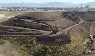 Un munte de deşeuri, mutat bucată cu bucată într-un oraş din România. Ce va apărea în locul lui