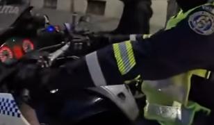 Momentul în care un poliţist opreşte în trafic doi motociclişti a ajuns viral. Gestul neaşteptat al agentului