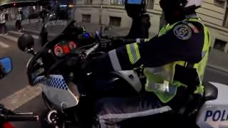 Polițistul care a umilit un motociclist, apărat de colegi: 