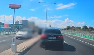 Momentul inexplicabil când un şofer coboară din maşină şi se aruncă în faţa altui vehicul pe o şosea din Cluj
