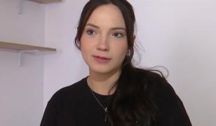 Anastasia îşi prezintă camera de cămin pentru care plăteşte 500 de lei pe lună: 