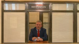Un deputat din Belgia a rămas blocat peste noapte în toaleta Parlamentului. Colegii l-au găsit după 13 ore