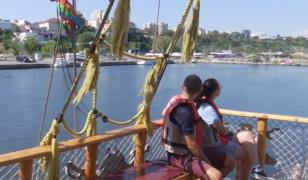 Plimbările cu barca sunt la mare căutare pe litoral. Cât costă o ieșire în larg în septembrie