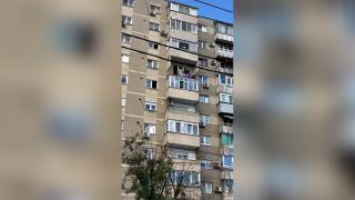 Balconul unui bloc din Sectorul 4, prăbuşit de la etajul 7 peste o maşină