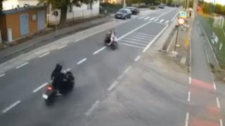 ANIMAŢIE. Fetiţă, moartă după o greşeală a mamei, făcută în timp ce mergeau pe scuter