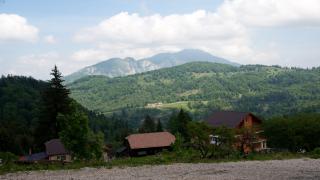 Românii strâng cureaua când vine vorba de vacanțe. Cu cât au scăzut rezervările la pensiunile agroturistice