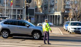 După ce şi-a dat demisia, un bărbat a continuat să se dea drept poliţist. Oprea şoferii şi le dădea amenzi
