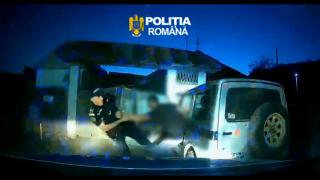 Momentul în care un şofer beat şi fără permis este scos din maşină de poliţişti, după o urmărire în Bacău