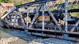 Pod de fier prăbușit în Bacău: utilajul care l-a distrus ar fi depășit limita de 7,5 tone