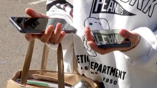 Elevii români au descoperit cum să îşi păstreze telefoanele la ore: vin la ei cu două