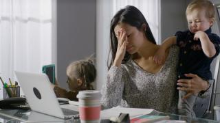 "Eram tot timpul dreaptă, să nu le arăt că sufăr". Drama mamelor nevoite să îşi crescă singure copiii