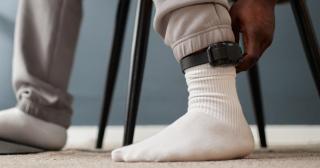 Braţară electronică obligatorie în cazul ordinelor de protecţie. Ce prevede noul proiect de lege