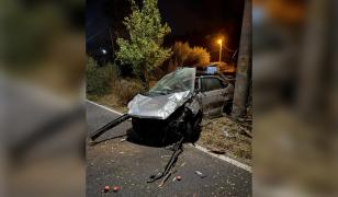 Doi tineri de 19 şi 20 de ani au murit după ce s-au înfipt cu maşina într-un stâlp, în Petroşani