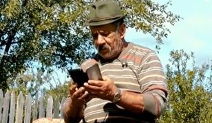Povestea lui nea Ion, ultimul suflet dintr-un sat din Prahova. Trăieşte singur cu 500 de lei pe lună, în munţi