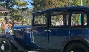 Bijuteria pe patru roți care a făcut senzație în Bucovina. Maşina din 1938 este o piesă rară a colecției
