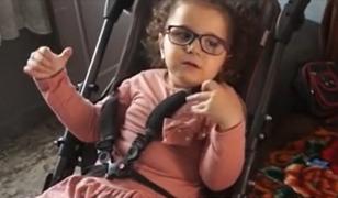 Eva are 5 ani și nu poate merge sau mânca singură. Speranța la un diagnostic vine de la medicii din Turcia