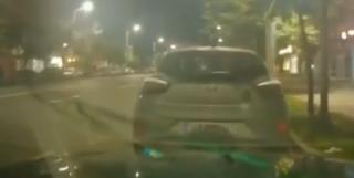 Momentul în care doi tineri din Iaşi vandalizează mai multe maşini. Cei doi erau beţi