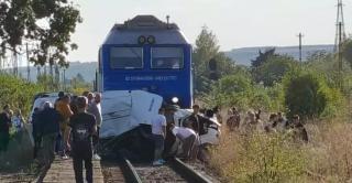 4 morți, printre care un copil de 7 ani, după ce mașina în care se aflau a fost lovită de tren, în Galați