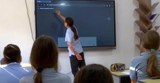 Școlile din mediu rural intră în era digitală: table interactive, ochelari VR și imprimante 3D pentru elevi