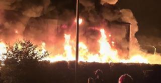 Incendiu puternic la o hală de sortare şi reciclare a deşeurilor din Sibiu. A fost emis mesaj RO-Alert
