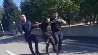 Momentul în care un bărbat scoate cuțitul la polițiști, după ce a jefuit o locuință din Capitală