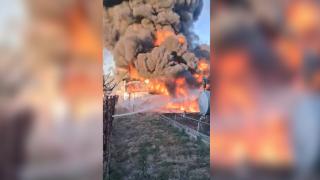 Incendiu puternic la o hală de vopsea şi diluant din Vâlcea. Momentul în care flăcările cuprind clădirea