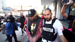 Ian, trapperul care a urinat pe scenă, plasat sub control judiciar. Turneul său naţional a fost anulat