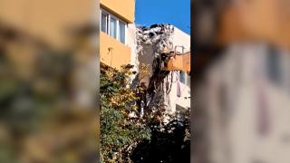 Primele imagini de la demolarea parțială a blocului care a explodat în Rahova. Ce etaje sunt puse la pământ