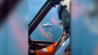 Filmul operaţiunii de salvare a marinarilor de pe nava lovită de drone. Cum au acţionat salvatorii români