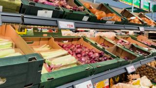 Fermierii plătesc dublu pentru îngrăşăminte faţă de anul trecut. Scumpirile se vor vedea şi la raft