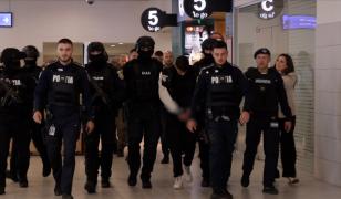 Momentul în care criminalul Valentinei e adus în țară și escortat de mascați pe Otopeni. Va fi dus în Vâlcea