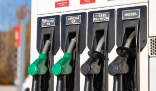 Prețul carburanților a mai scăzut, dar rămâne ridicat. Cât costă acum benzina și motorina în Capitală