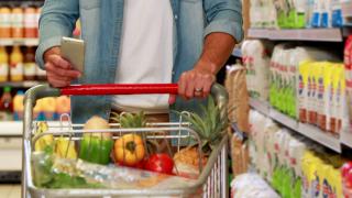 Vânzările în magazine au scăzut pentru a 8-a lună la rând: românii caută cele mai ieftine produse