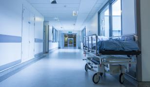 Criză financiară în Sănătate. Spitalele riscă să rămână fără medicamente pentru bolnavii de cancer şi inimă