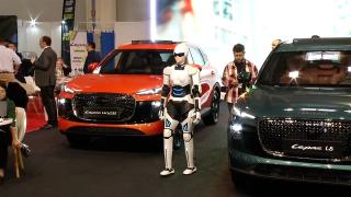 Roboţii, prezenţi la Salon Auto Bucureşti. Sunt pregătiţi să preia munca mecanicilor